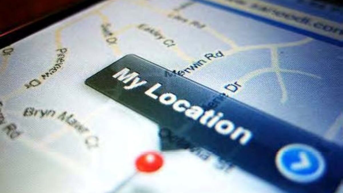 US military personnel walking with smartphones, illustrating phone location data exposure