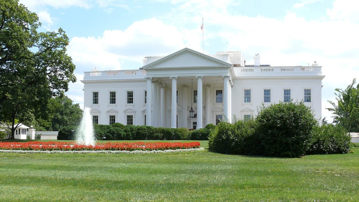 The north facade of the White House in Washington under a clear sky.